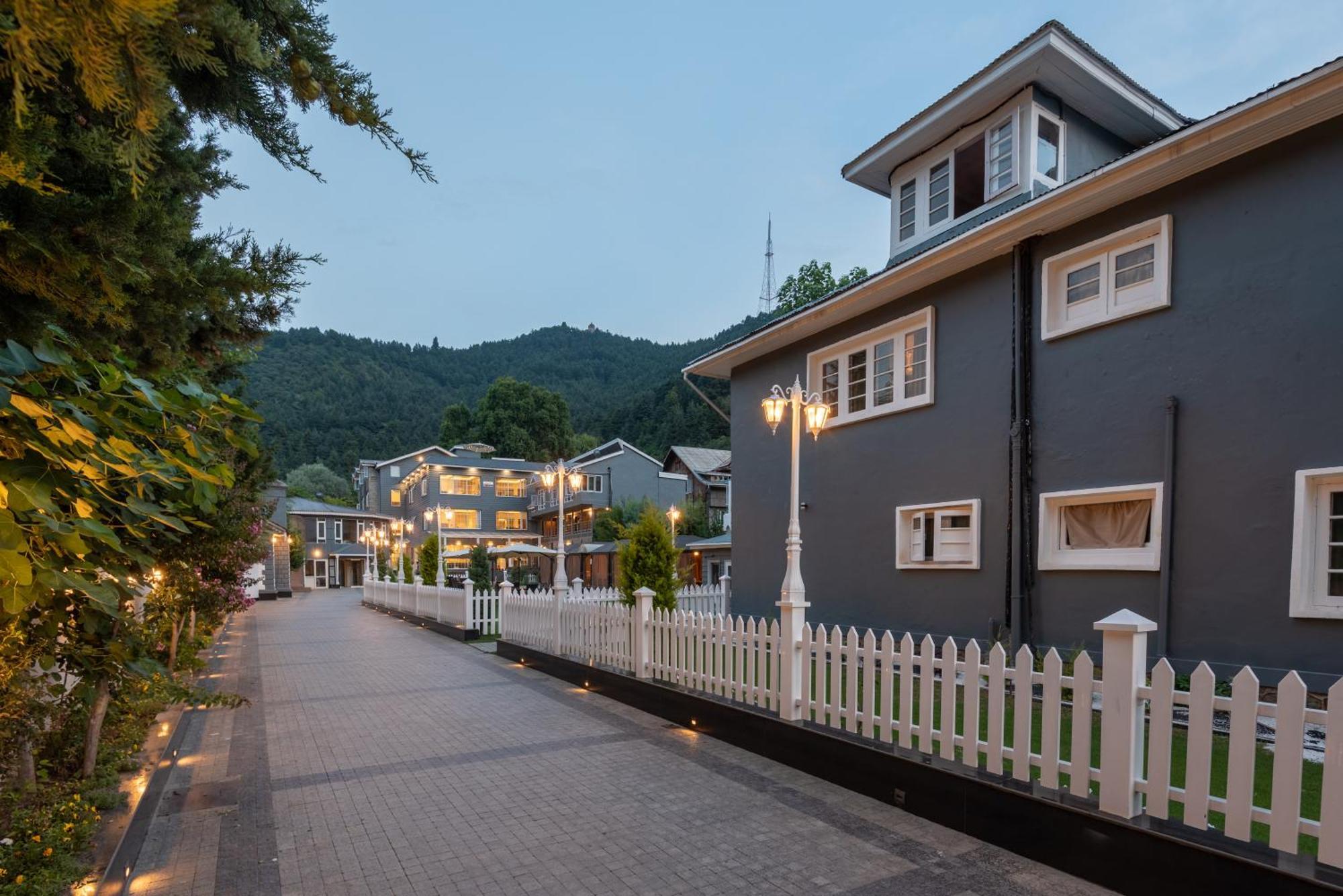 Hotel Grand Boulevard Durgjan Экстерьер фото